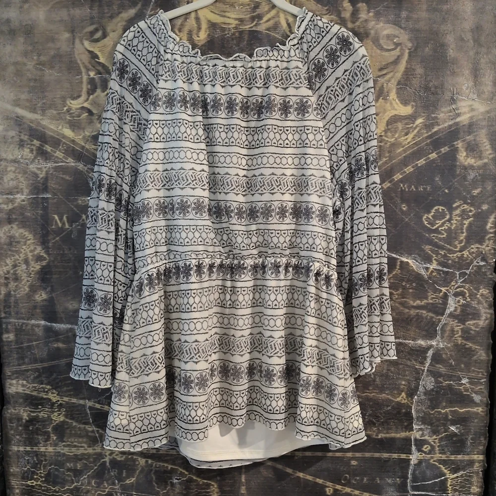 NWOT Cato Women's Top Size L Black White Floral Ruffled 3/4 Sleeve - Picture 4 of 4